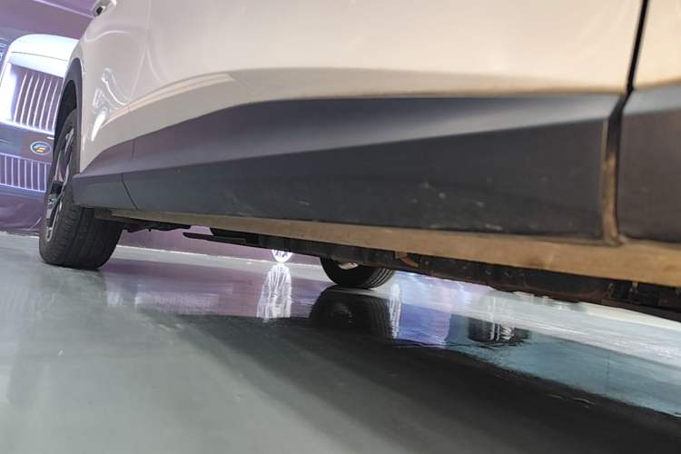 Used Baojun Yunhai 2024 140km Plug-in Hybrid Version Right Side Sill
