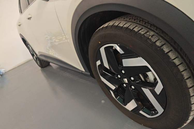 Used Baojun Yunhai 2024 140km Plug-in Hybrid Version Right Side Sill