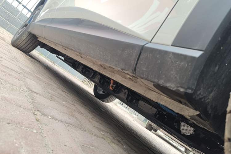 Used Baojun Yunhai 2024 140km Plug-in Hybrid Version Right Side Sill