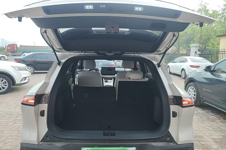 Used Baojun Yunhai 2024 140km Plug-in Hybrid Version Trunk