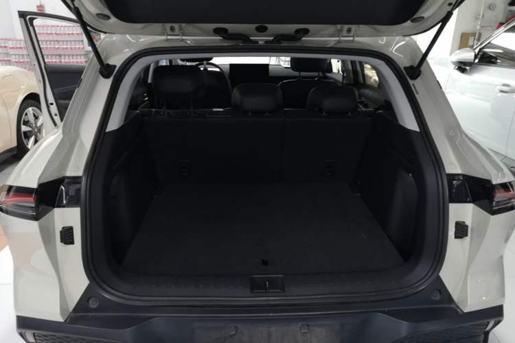Used Baojun Yunhai 2024 140km Plug-in Hybrid Version Trunk