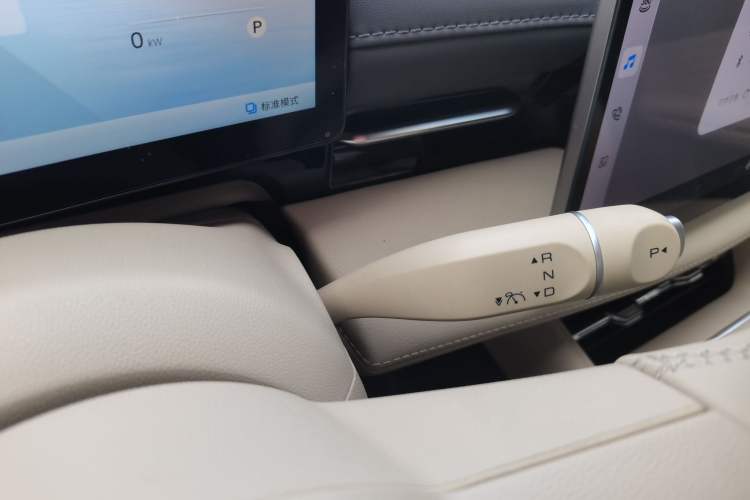 Used Baojun Yunhai 2025 Model 500km Pure Electric Travel Edition Gear Lever