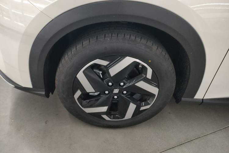 Used Baojun Yunhai 2025 Model 500km Pure Electric Travel Edition Left Front Wheel Hub
