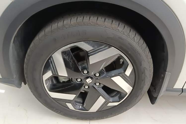 Used Baojun Yunhai 2025 Model 500km Pure Electric Travel Edition Left Front Wheel Hub