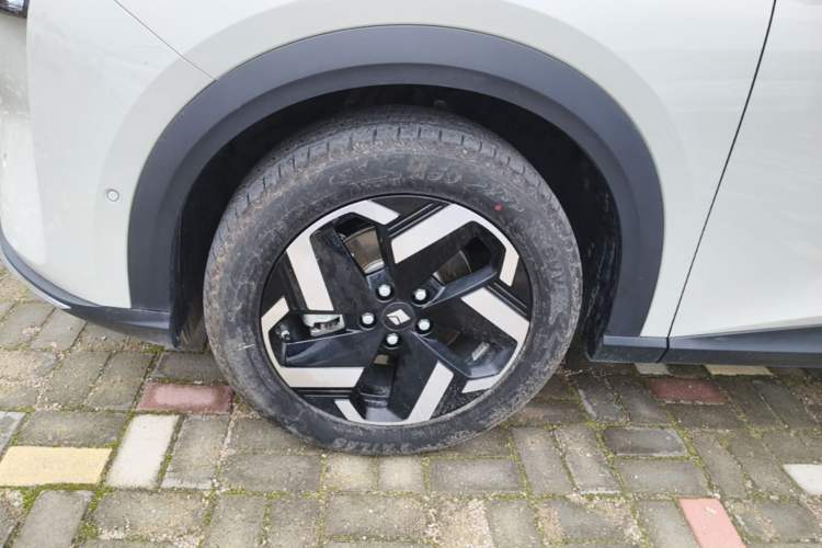 Used Baojun Yunhai 2025 Model 500km Pure Electric Travel Edition Left Front Wheel Hub
