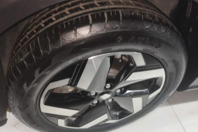 Used Baojun Yunhai 2025 Model 500km Pure Electric Travel Edition Left Front Wheel Hub