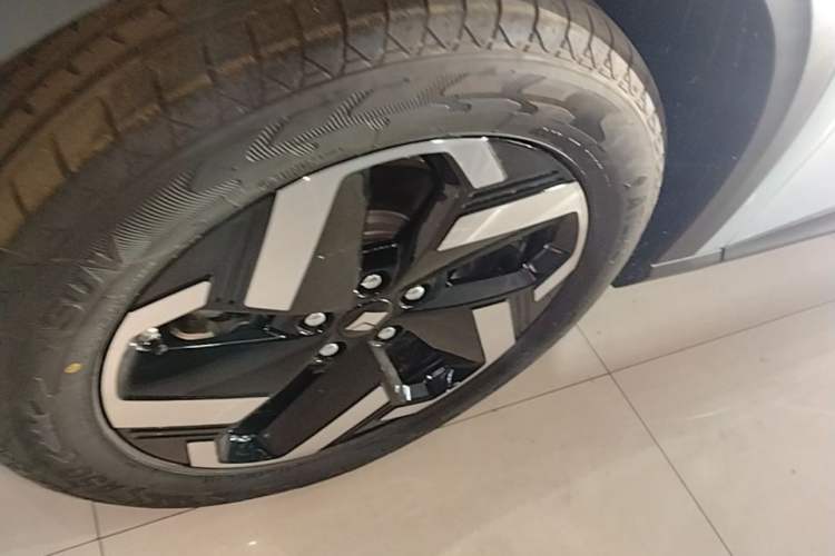 Used Baojun Yunhai 2026 Model 500km Pure Electric Elegant Edition Left Front Wheel Hub
