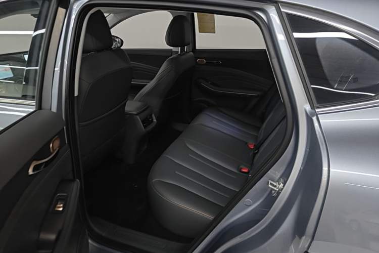 Used Baojun Yunhai 2026 Model 140km Plug-in Hybrid Standard Edition Left Rear Seat