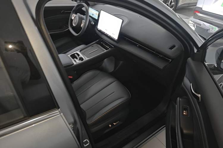 Used Baojun Yunhai 2026 Model 140km Plug-in Hybrid Standard Edition Right Front Seat