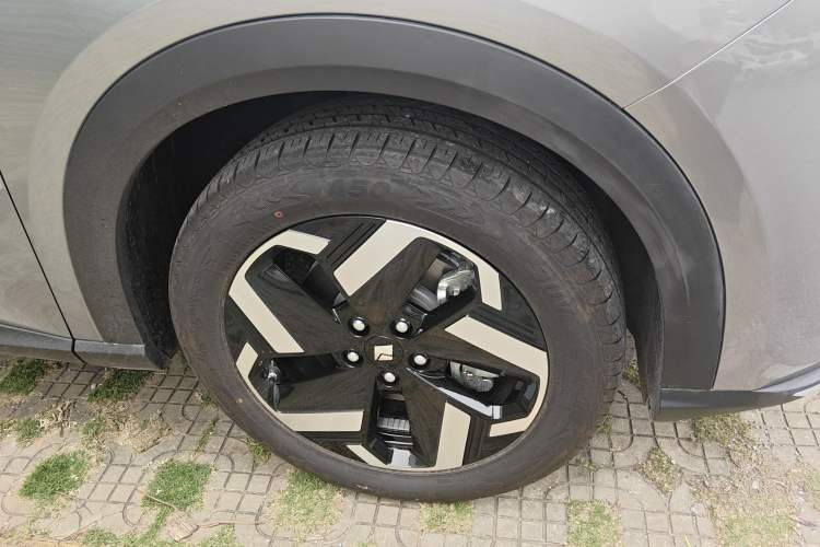 Used Baojun Yunhai 2026 Model 600km Pure Electric Standard Edition Right Front Wheel Hub