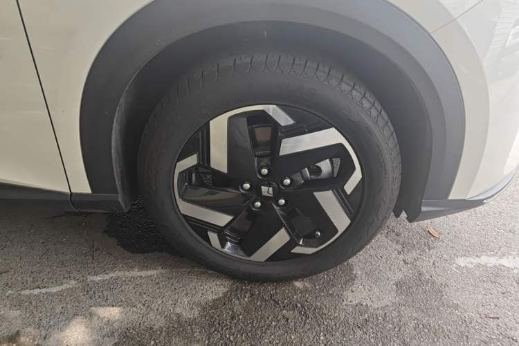 Used Baojun Yunhai 2026 Model 600km Pure Electric Standard Edition Right Front Wheel Hub