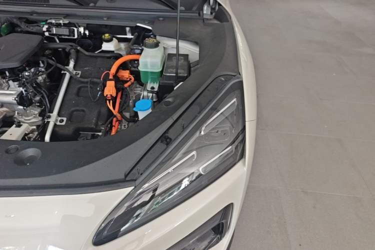 Used Baojun Yunhai 2026 Model 140km Plug-in Hybrid Standard Edition Engine Bay Left