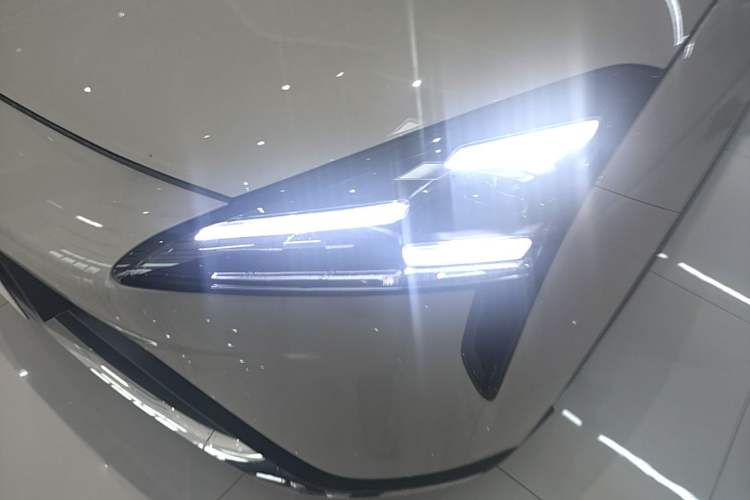 Used Baojun Yunhai 2026 Model 500km Pure Electric Standard Edition Left Front Headlight
