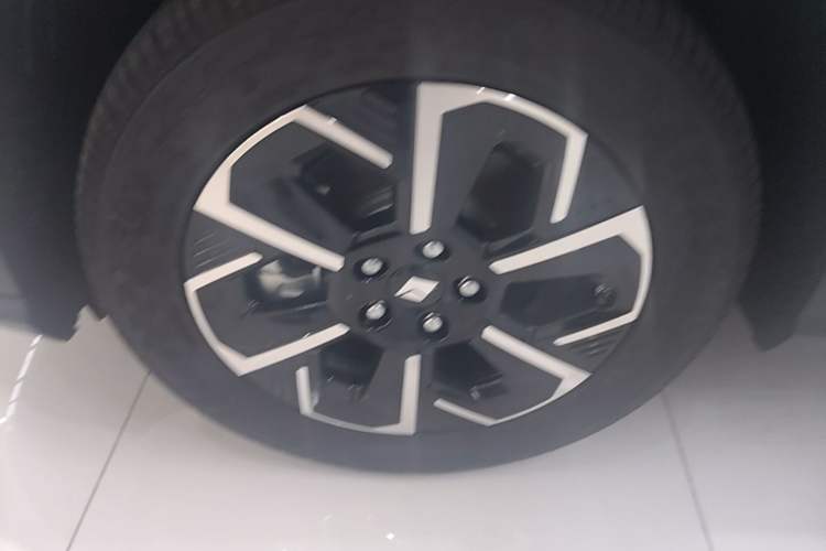 Used Baojun Yunhai 2026 Model 500km Pure Electric Standard Edition Left Front Wheel Hub