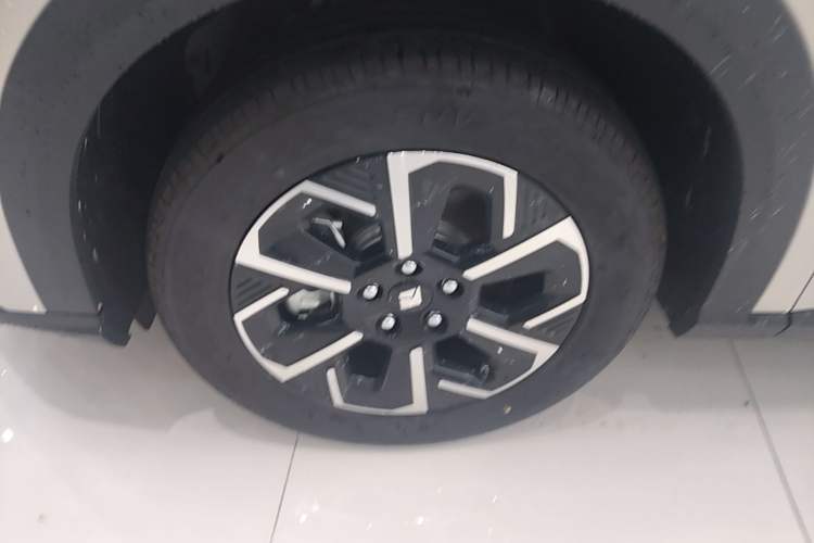 Used Baojun Yunhai 2026 Model 500km Pure Electric Standard Edition Left Front Wheel Hub