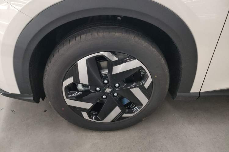 Used Baojun Yunhai 2026 Model 500km Pure Electric Standard Edition Left Front Wheel Hub