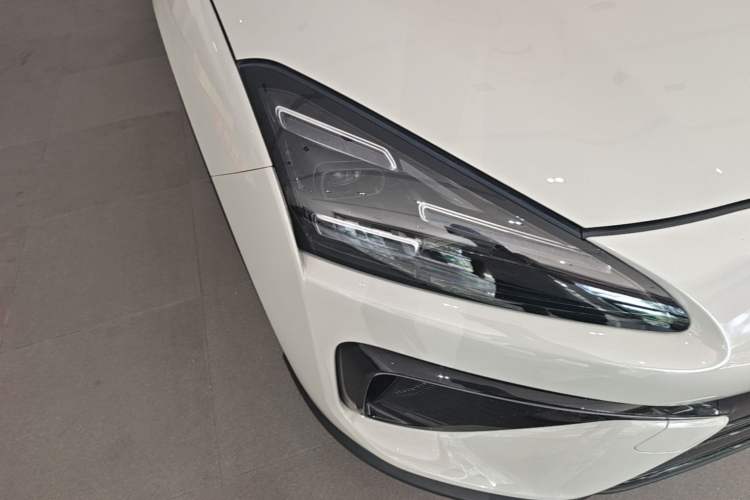 Used Baojun Yunhai 2026 Model 140km Plug-in Hybrid Standard Edition Right Front Headlight