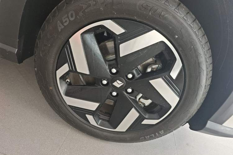 Used Baojun Yunhai 2026 Model 140km Plug-in Hybrid Standard Edition Right Front Wheel Hub