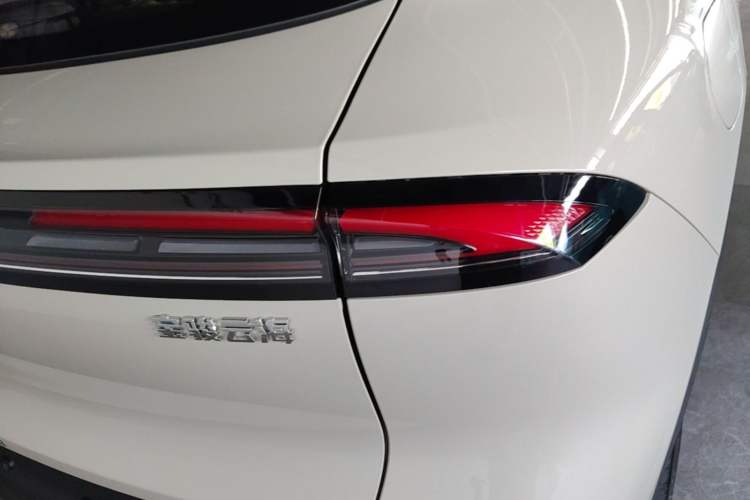 Used Baojun Yunhai 2026 Model 140km Plug-in Hybrid Standard Edition Right Rear Taillight