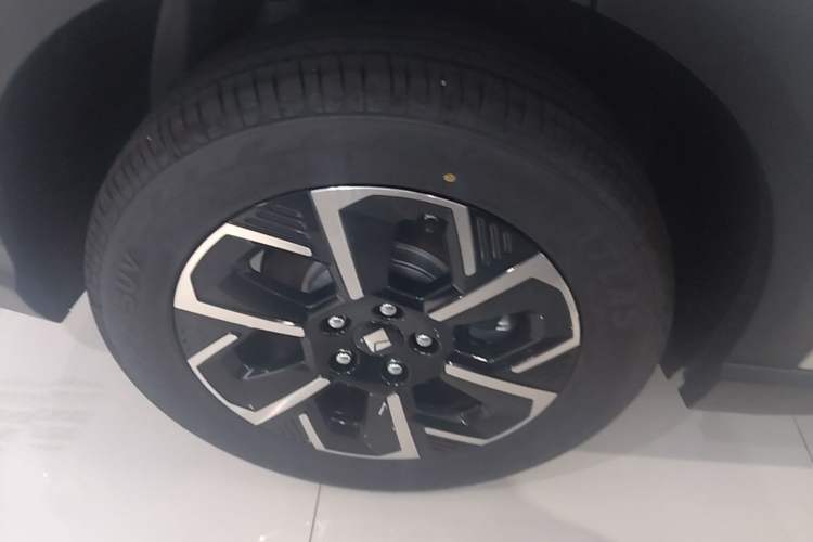 Used Baojun Yunhai 2026 Model 500km Pure Electric Standard Edition Right Rear Wheel Hub