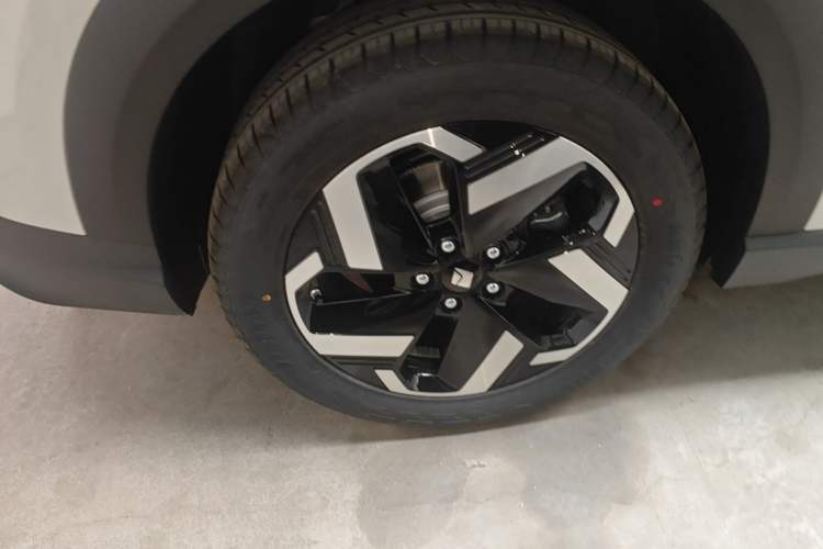 Used Baojun Yunhai 2026 Model 500km Pure Electric Standard Edition Right Rear Wheel Hub