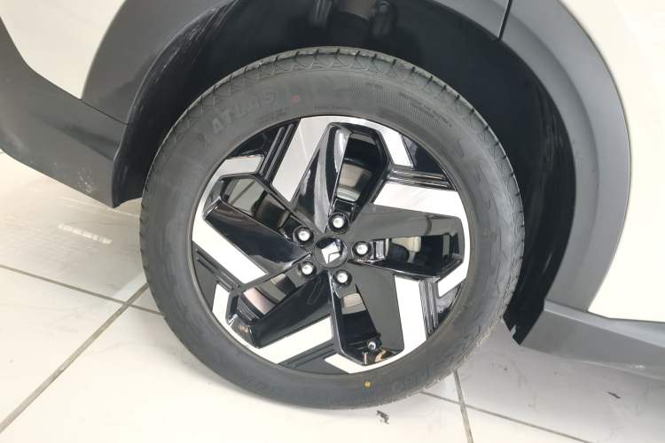 Used Baojun Yunhai 2026 Model 500km Pure Electric Standard Edition Right Rear Wheel Hub