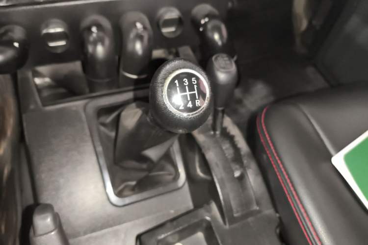 Used BAW 212 Classic 2016 2.0L Triangular Door Four-Wheel Drive Luxury Version China V Gear Lever