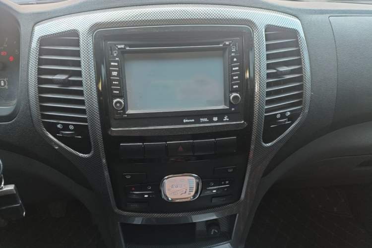 Used BAW Beijing BW007 2015 2.0T Two-Wheel Drive Luxury Edition Audio And AC Panel
