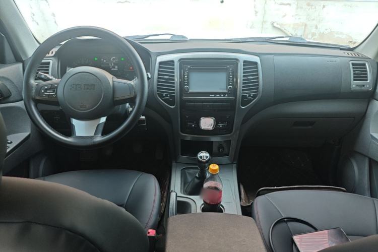 Used BAW Beijing BW007 2015 2.0T Two-Wheel Drive Luxury Edition Center Console