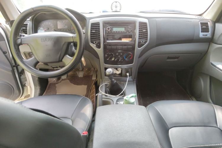Used BAW Beijing BW007 2015 2.0L two-wheel drive Comfort version Center Console