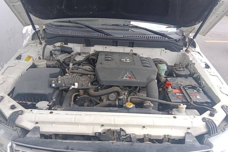Used BAW Beijing BW007 2015 2.0T two-wheel drive Comfort version Engine Bay