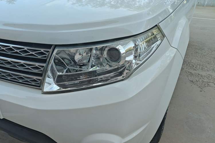 Used BAW Beijing BW007 2015 2.0T Two-Wheel Drive Luxury Edition Left Front Headlight