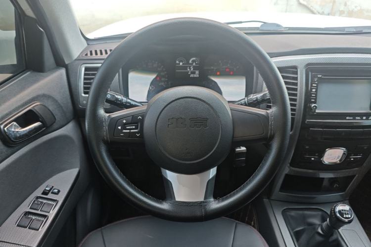 Used BAW Beijing BW007 2015 2.0T Two-Wheel Drive Luxury Edition Steering Wheel