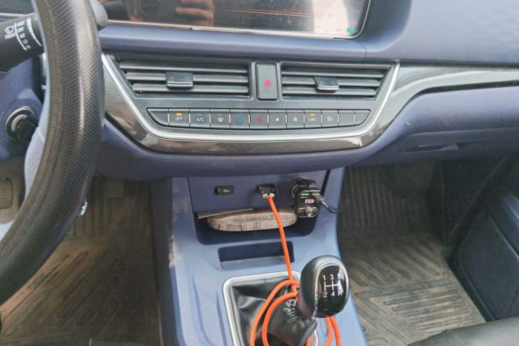 Used BAW Ruisheng Ace M7 2023 2.0L CNG Long-wheelbase Business Version 7-seater Audio And AC Panel