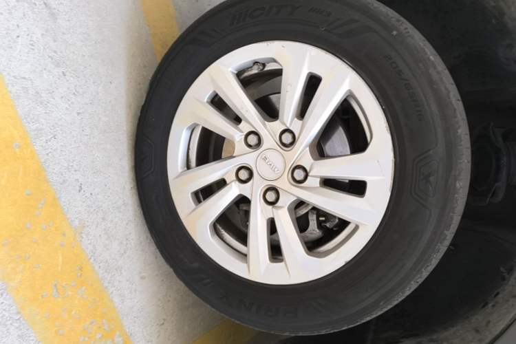 Used BAW Ruisheng Ace M7 2023 1.6L Standard Wheelbase Enjoy Edition 7-seater Left Front Wheel Hub