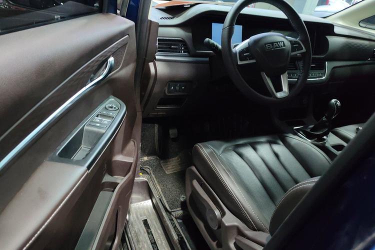 Used BAW Ruisheng Ace M7 2023 2.0L CNG Long Wheelbase Luxury Commercial Version 7 Seats Interior 2
