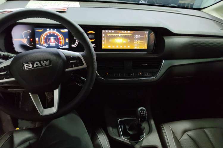 Used BAW Ruisheng Ace M7 2023 2.0L CNG Long Wheelbase Luxury Commercial Version 7 Seats Interior 3