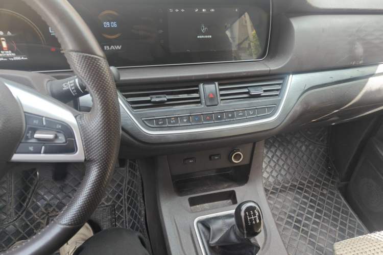 Used BAW Ruisheng Ace M7 2023 2.0L Long Wheelbase Enjoyment Version 7 Seats Audio And AC Panel