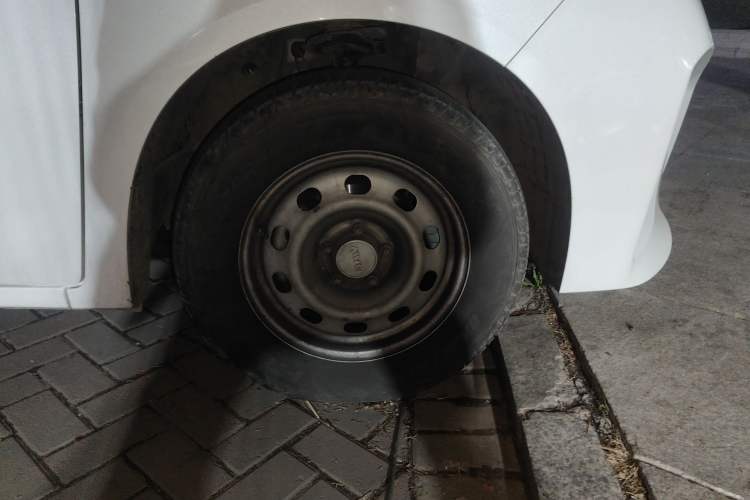 Used BAW Ruisheng Ace M7 2023 1.6L Long Wheelbase Wealth Creation Version 5 Seats Right Front Wheel Hub