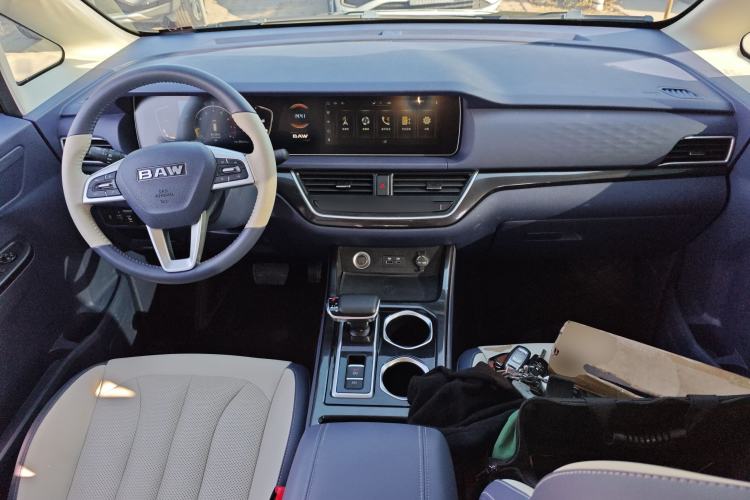 Used BAW Ruisheng Ace M7 2025 2.0L Automatic Long Wheelbase Luxury Version 7 Seats Interior 2