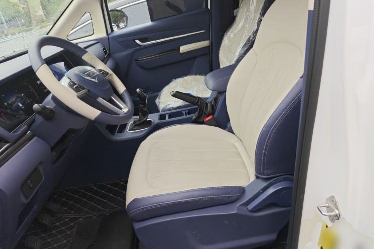 Used BAW Ruisheng Ace M7 2025 2.0L Manual Long Wheelbase Luxury Version 9 Seats Left Front Seat