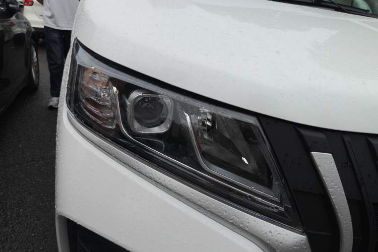 Used BAW Ruisheng Ace M7 2025 2.0L Manual Long Wheelbase Luxury Version 9 Seats Right Front Headlight