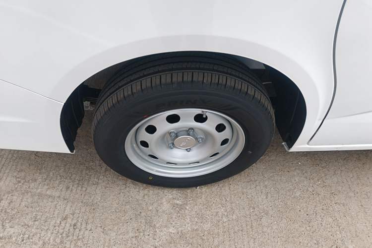 Used BAW Ruisheng Ace M7 2025 1.6L Manual Standard Wheelbase Comfort Version 5 Seats Right Rear Wheel Hub
