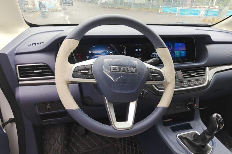 Used BAW Ruisheng Ace M7 2025 2.0L Manual Long Wheelbase Luxury Version 9 Seats Steering Wheel