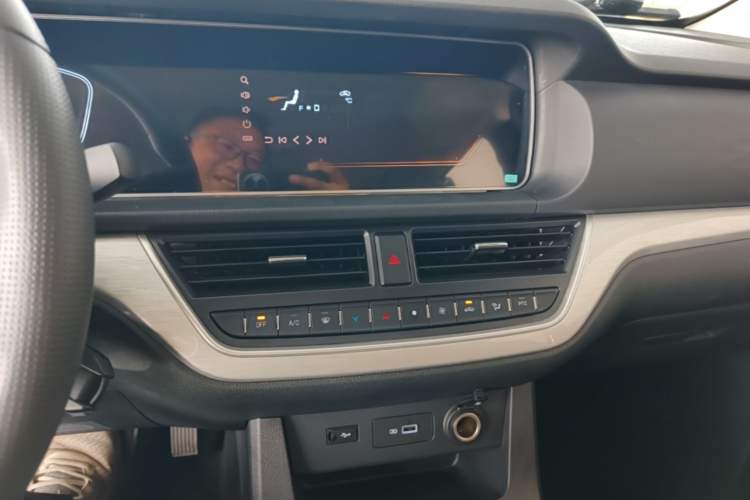 Used BAW Ruisheng Ace M7 New Energy 2025 365KM Entrepreneur Edition 7-seater Audio And AC Panel