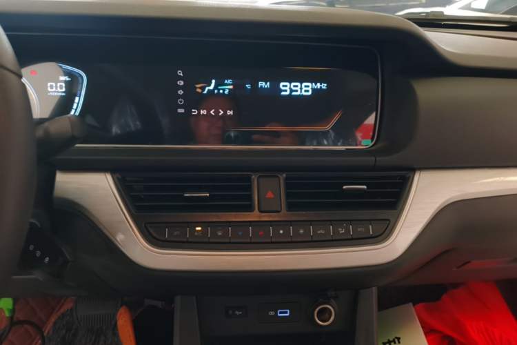 Used BAW Ruisheng Ace M7 New Energy 2025 365KM Entrepreneur Edition 7-seater Audio And AC Panel