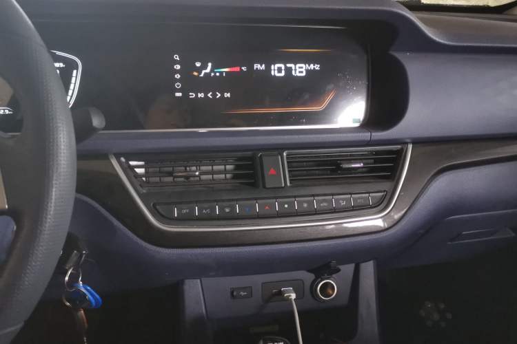 Used BAW Ruisheng Ace M7 New Energy 2025 365KM Entrepreneur Edition 7-seater Audio And AC Panel