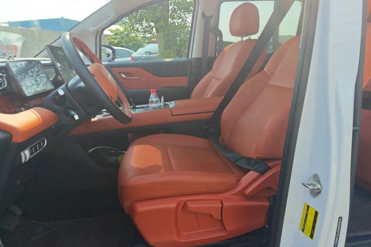 Used BAW RuiSheng M8 2026 Model, All-Electric Version, 560 Deluxe, 7-seater Left Front Seat