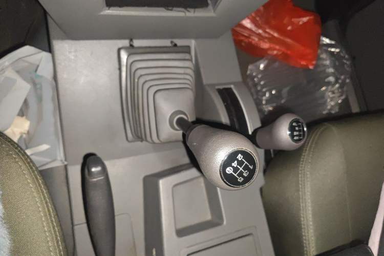 Used BAW Warrior 2014 2.5T five-door four-wheel-drive diesel version Gear Lever