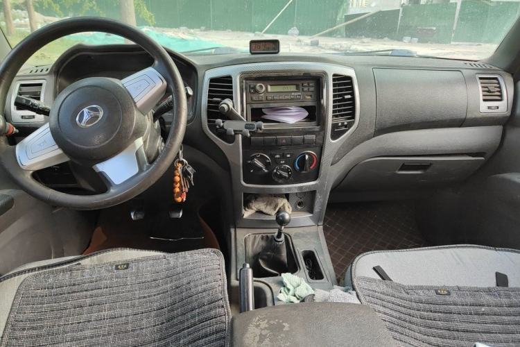 Used BAW Yueling 2014 2.8T long-wheelbase Entrepreneur Edition JE493ZLQ4CB Center Console